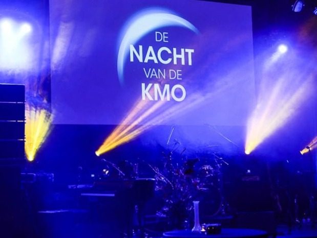 Podium met lichtshow tijdens De Nacht van de KMO 2018