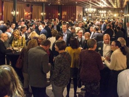 Netwerkende ondernemers tijdens De Nacht van de KMO 2017
