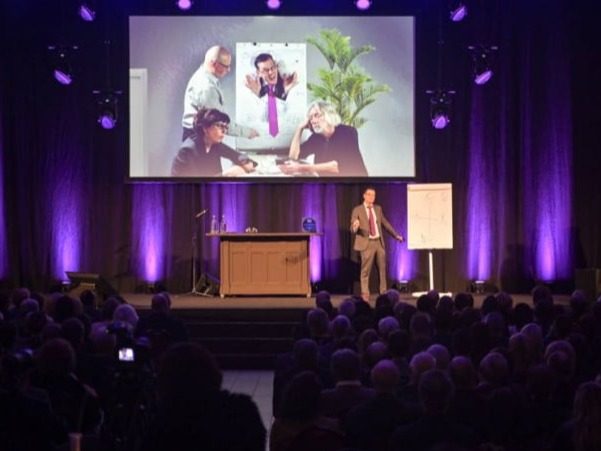 Toespraak op het podium tijdens een vorige editie