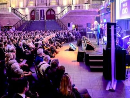 Optreden op het podium voor een volle zaal