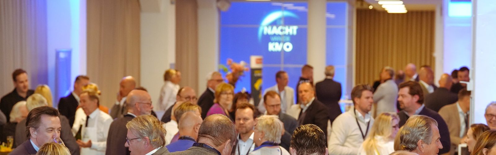 Netwerkende ondernemers tijdens De Nacht van de KMO 2025